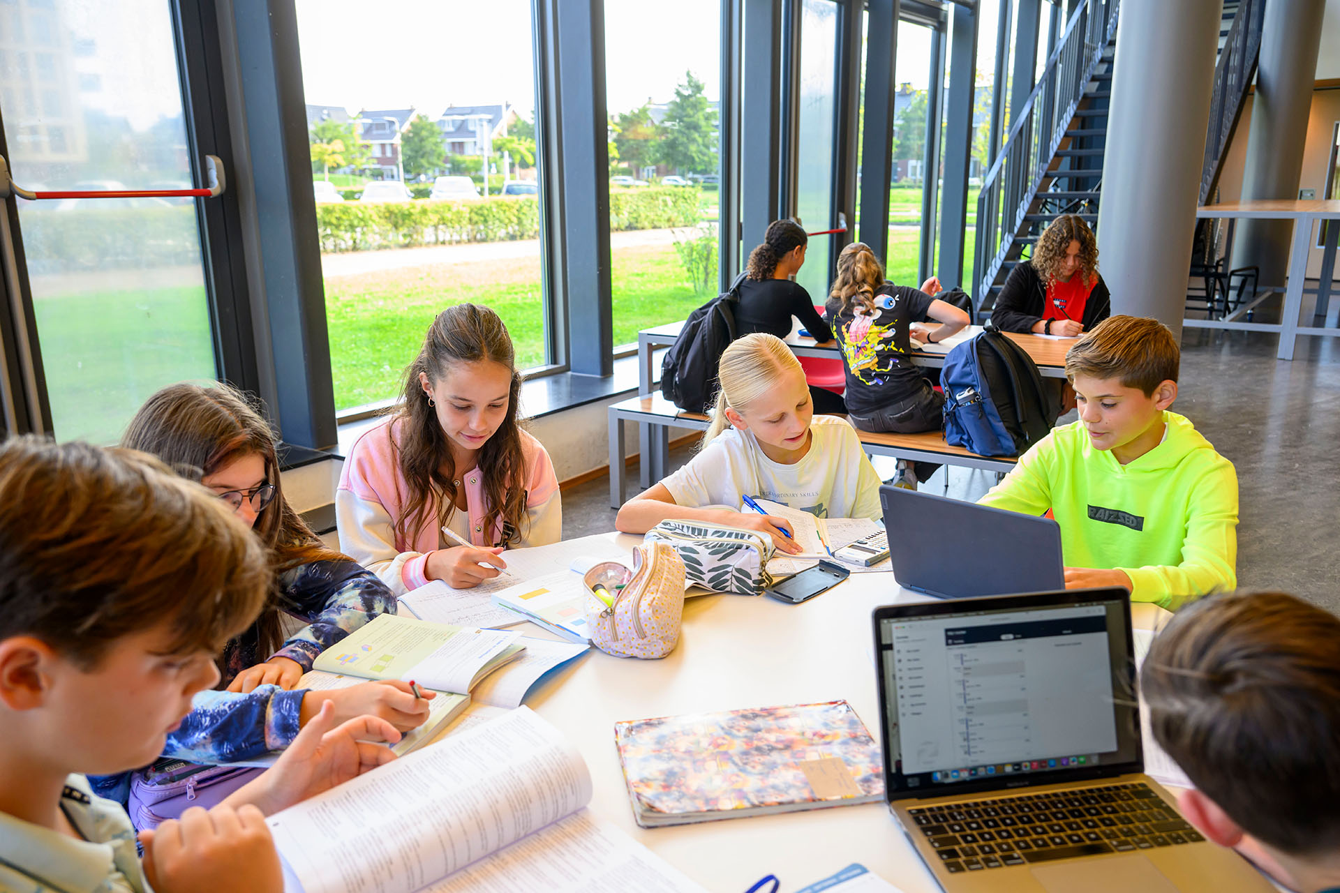 Portus Groene Hart leerlingen werken rond tafel